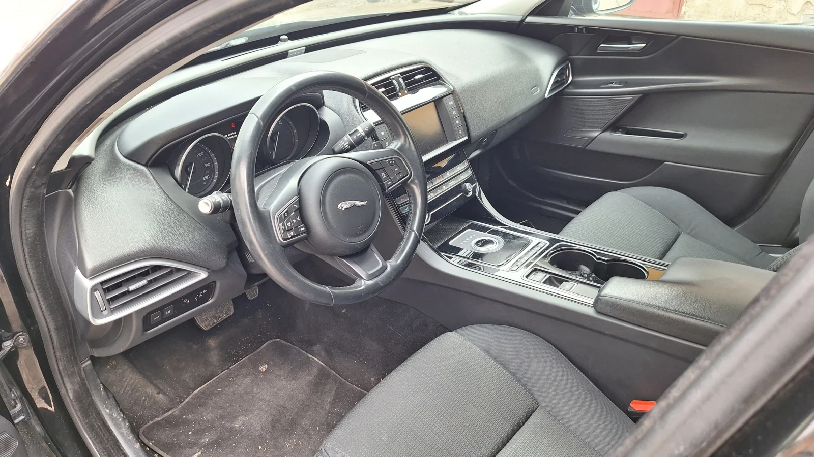 Jaguar XE 2.0D, снимка 6 - Автомобили и джипове - 54487118
