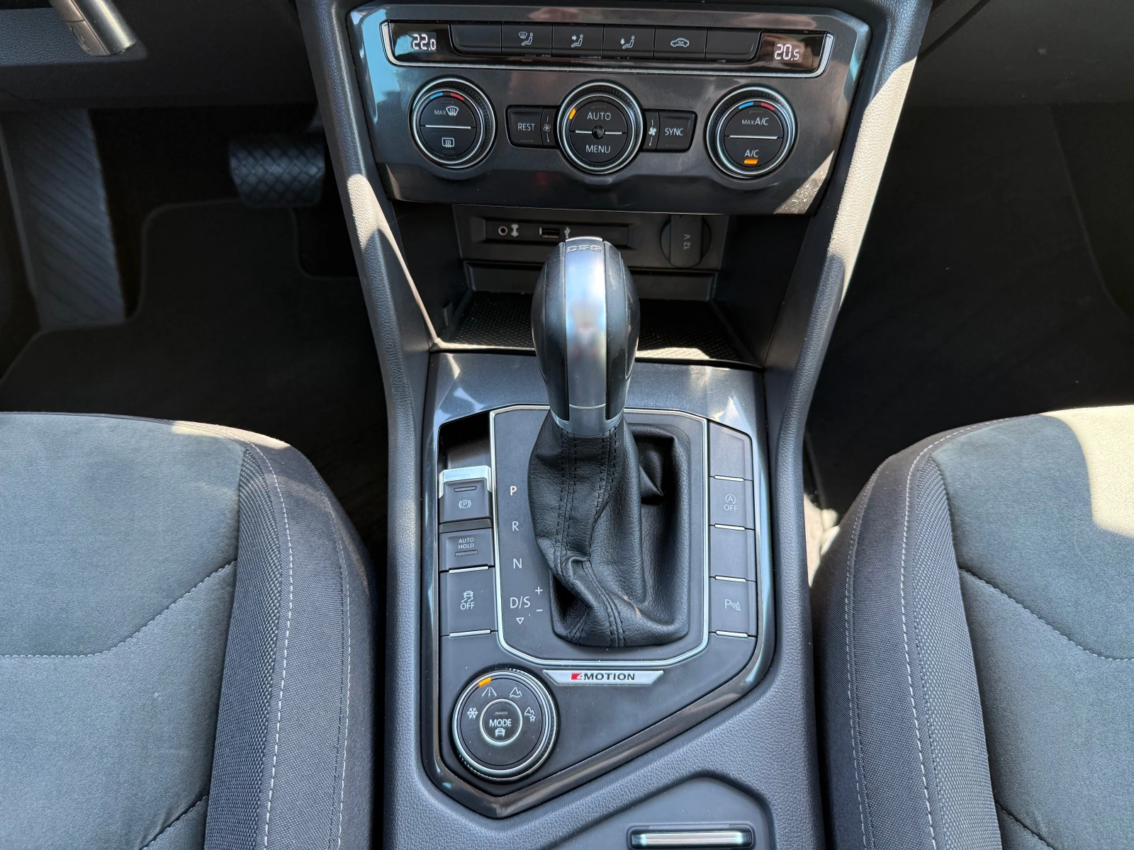 VW Tiguan 2.0TDI 4-MOTION DSG FULL !!! 100% РЕАЛНИ КИЛОМЕТРИ, снимка 13 - Автомобили и джипове - 54911074