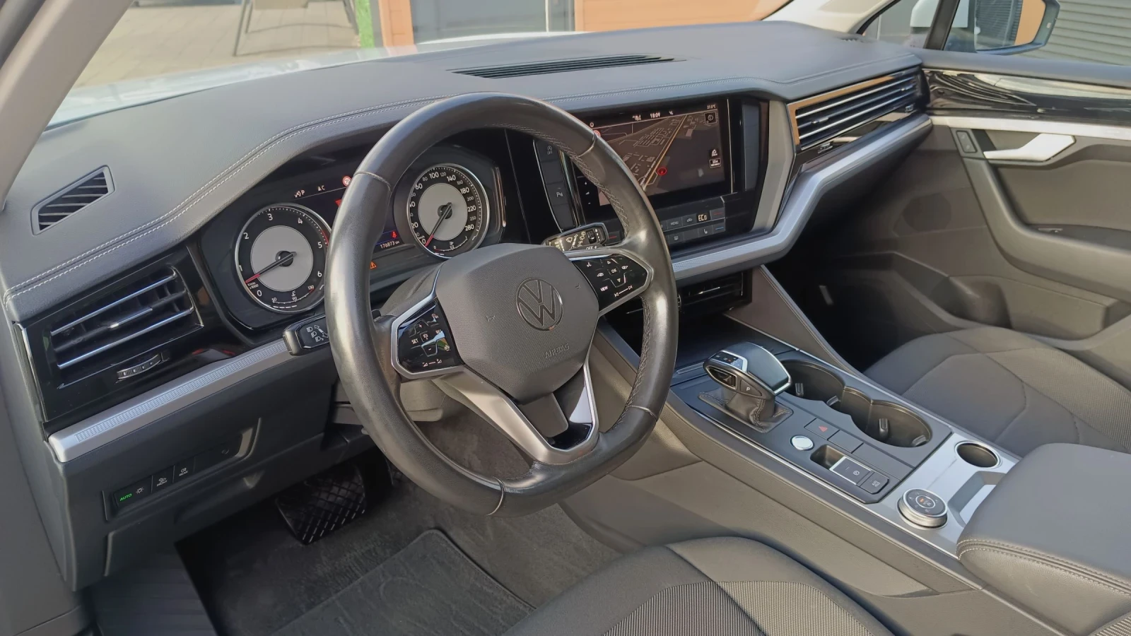 VW Touareg 3.0TDI/4-motion/NAVI/DISTRONIC/Камера, снимка 10 - Автомобили и джипове - 55400999