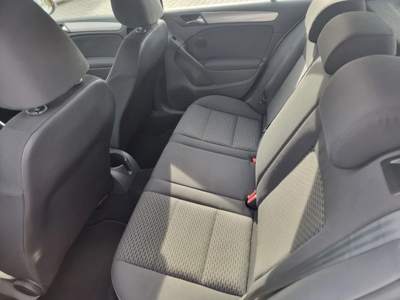 VW Golf 1.6 TDI , снимка 12 - Автомобили и джипове - 53596607