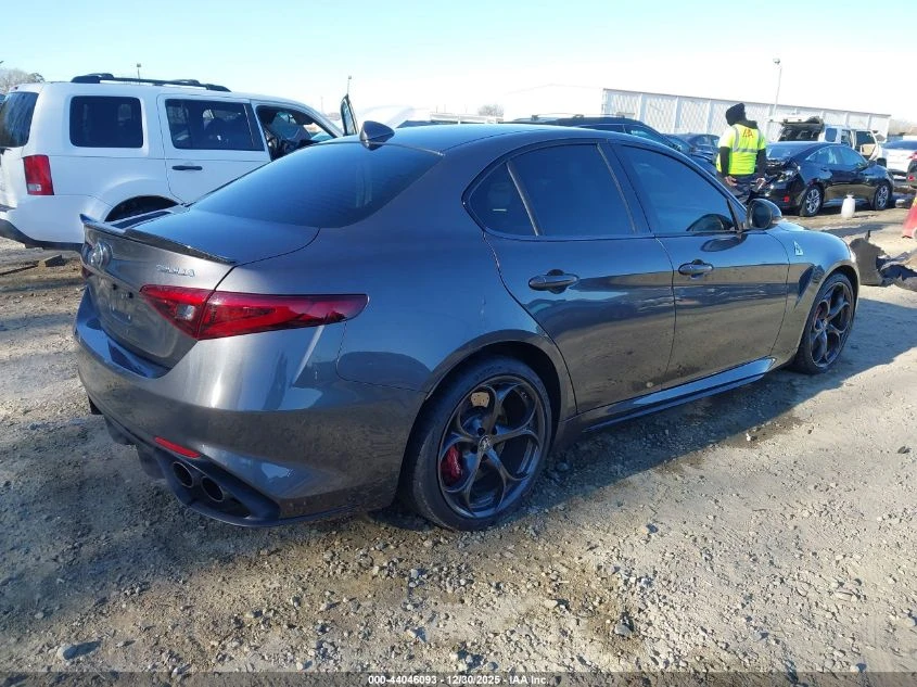 Alfa Romeo Giulia 2.9l Quadrifoglio Rwd - изображение 4