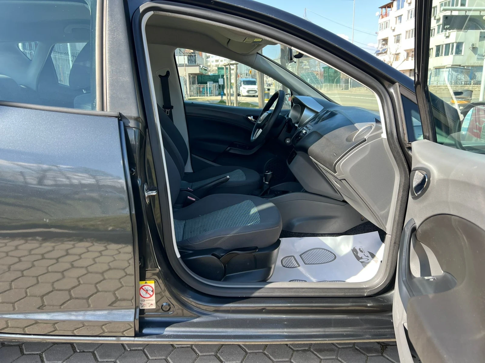 Seat Ibiza 1.2i, снимка 11 - Автомобили и джипове - 53743227