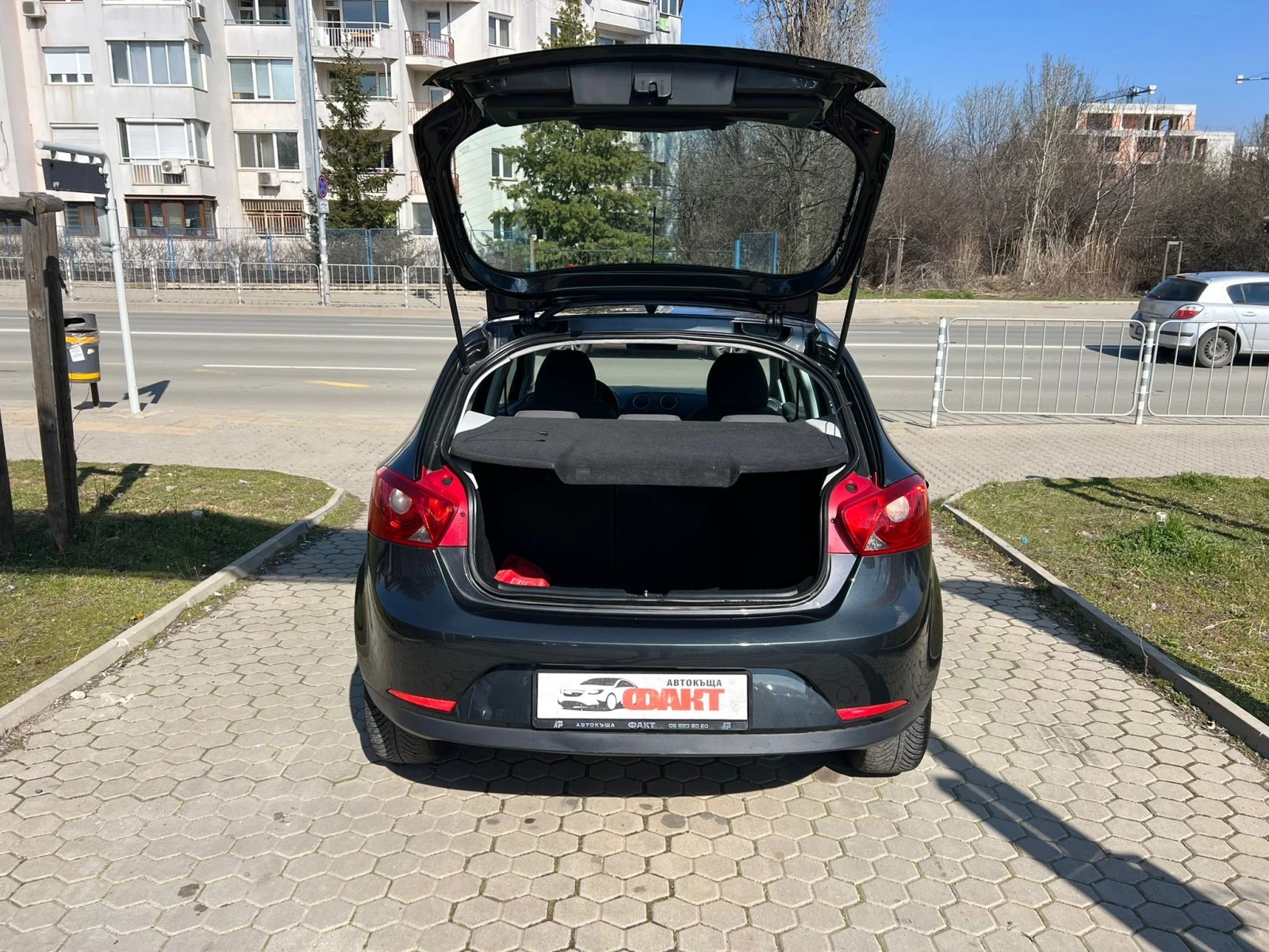 Seat Ibiza 1.2i, снимка 16 - Автомобили и джипове - 53743227