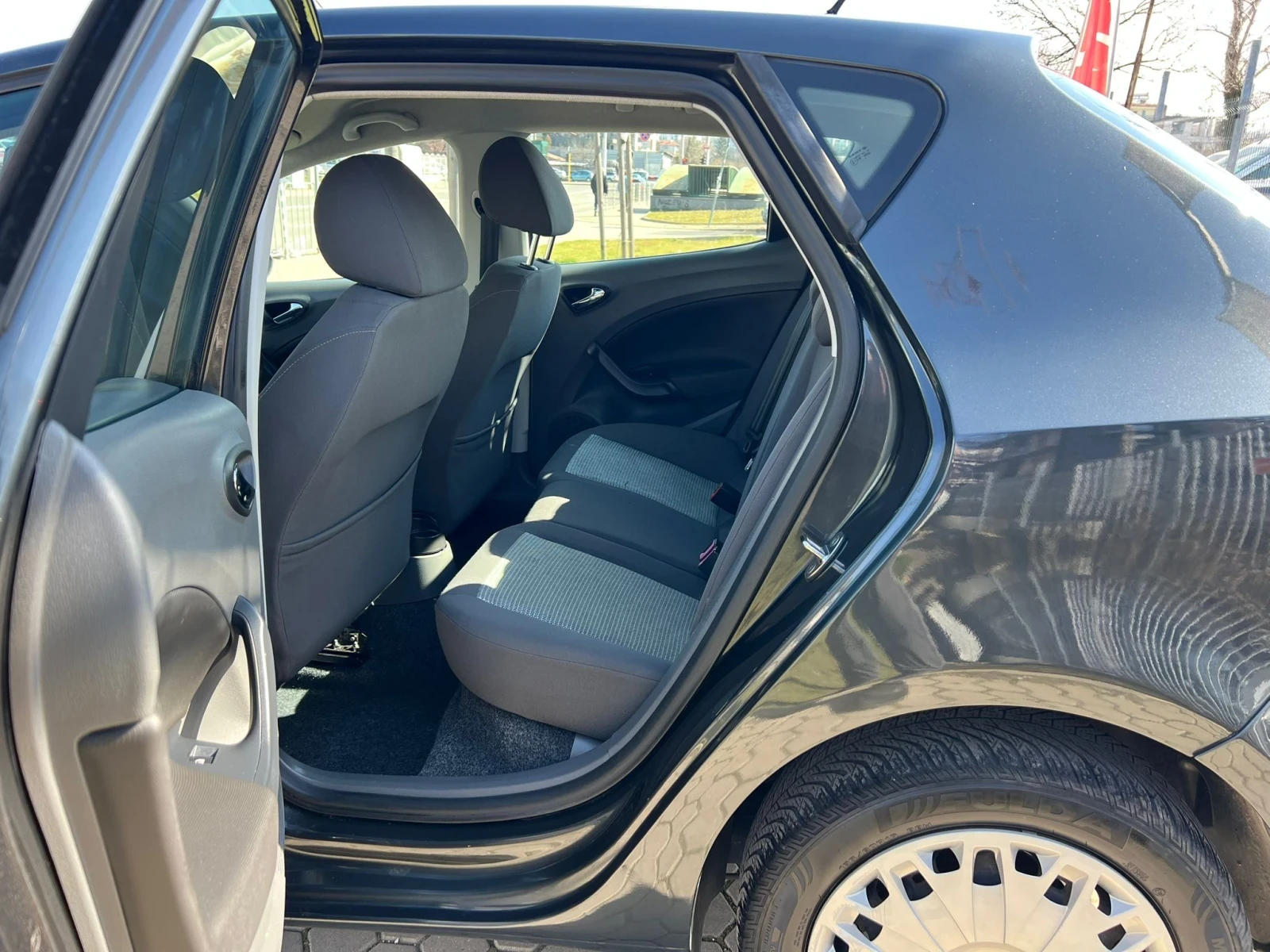 Seat Ibiza 1.2i, снимка 13 - Автомобили и джипове - 53743227