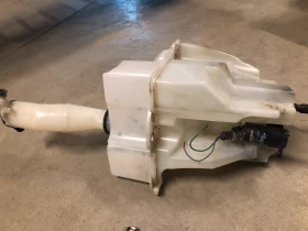 Казанче за чистачки с помпа Volvo XC70 2001 до 2007 г., снимка 3