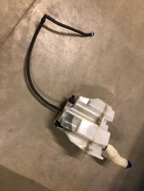 Казанче за чистачки с помпа Volvo XC70 2001 до 2007 г., снимка 2