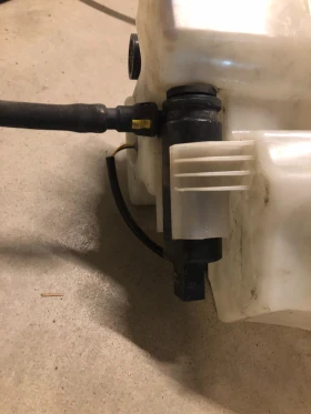 Казанче за чистачки с помпа Volvo XC70 2001 до 2007 г., снимка 4