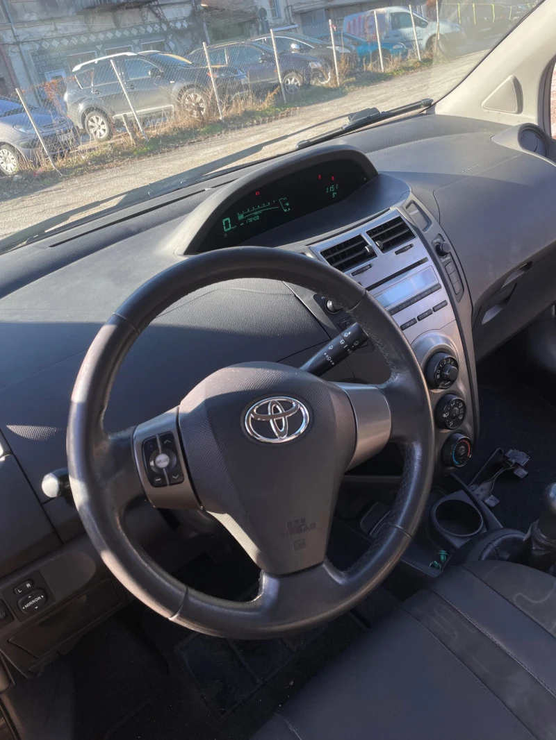 Toyota Yaris 1.0, VVT-i обслужена, снимка 10 - Автомобили и джипове - 47414402