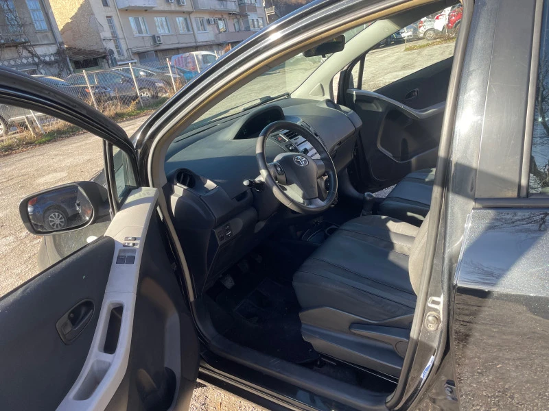 Toyota Yaris 1.0, VVT-i обслужена, снимка 9 - Автомобили и джипове - 47414402