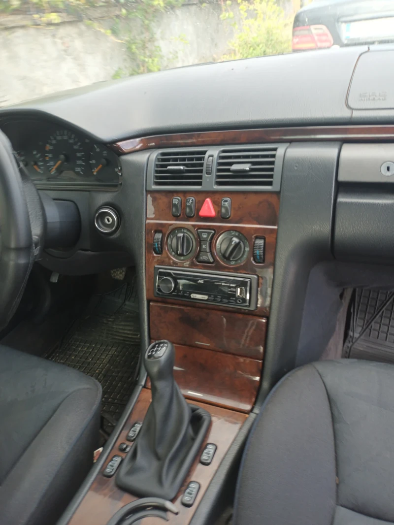 Mercedes-Benz E 290, снимка 6 - Автомобили и джипове - 47589162