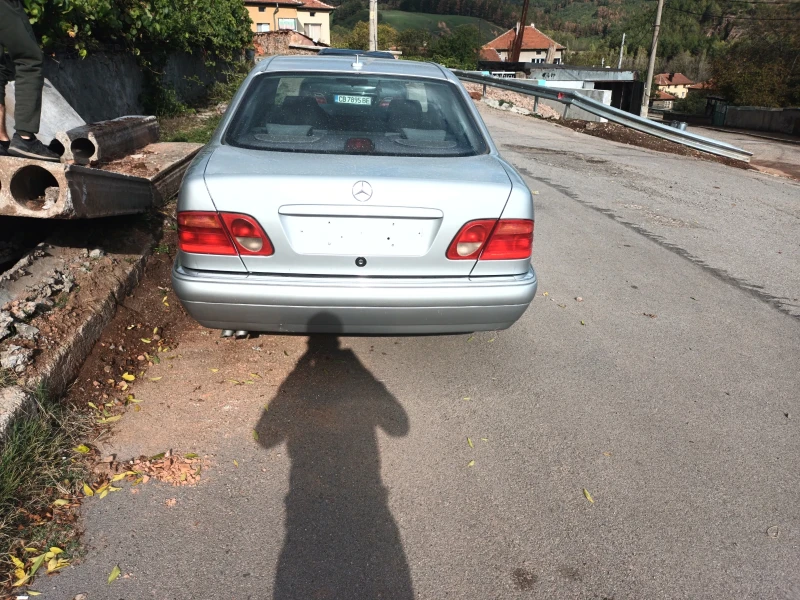 Mercedes-Benz E 290, снимка 5 - Автомобили и джипове - 47589162