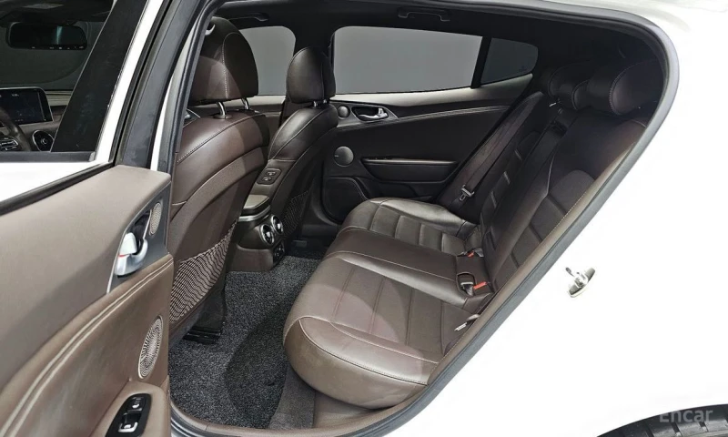 Kia Stinger, снимка 12 - Автомобили и джипове - 53381594