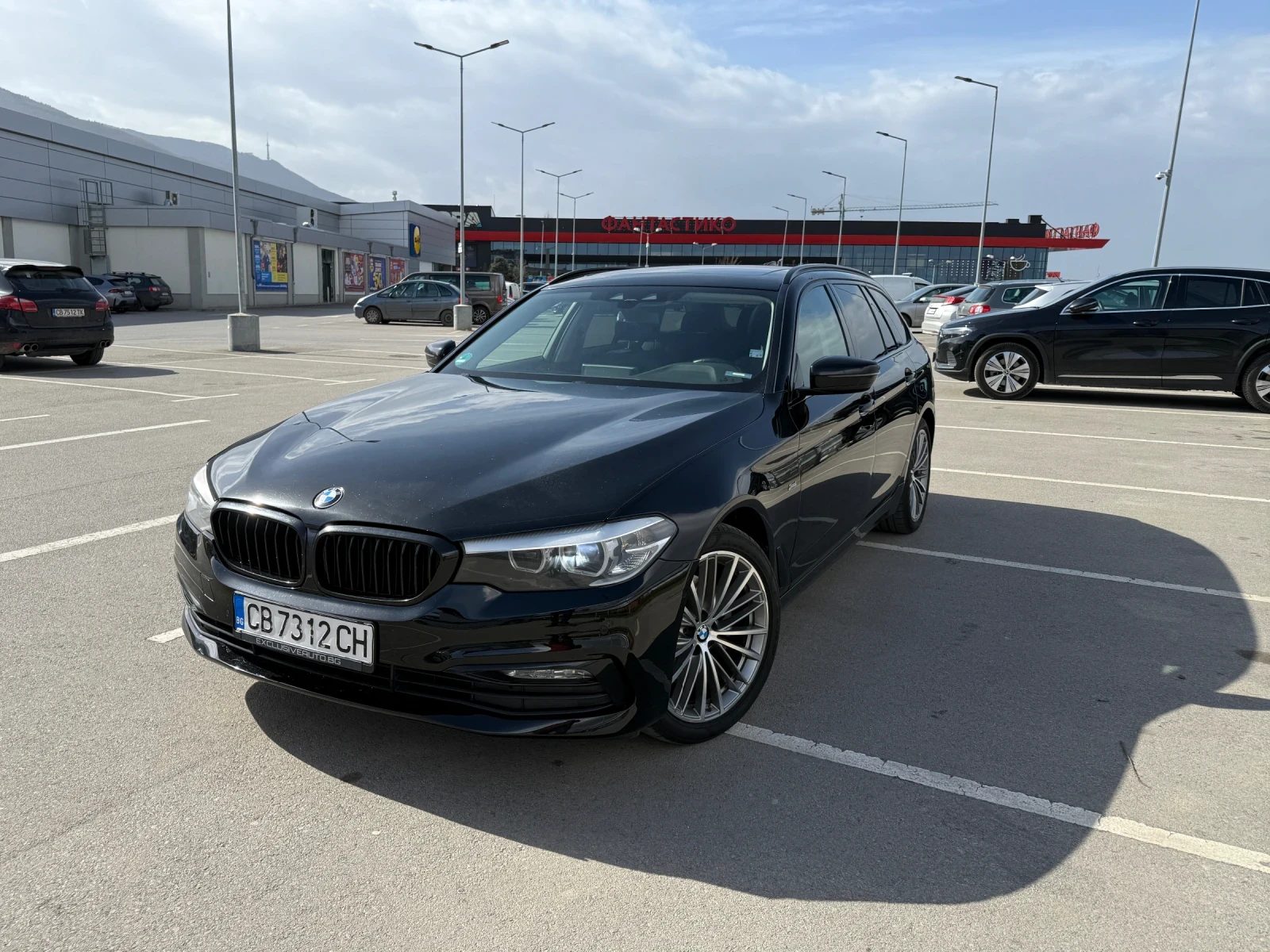 BMW 520 CarPlay, Panorama, всичко платено до 06.2026, снимка 1