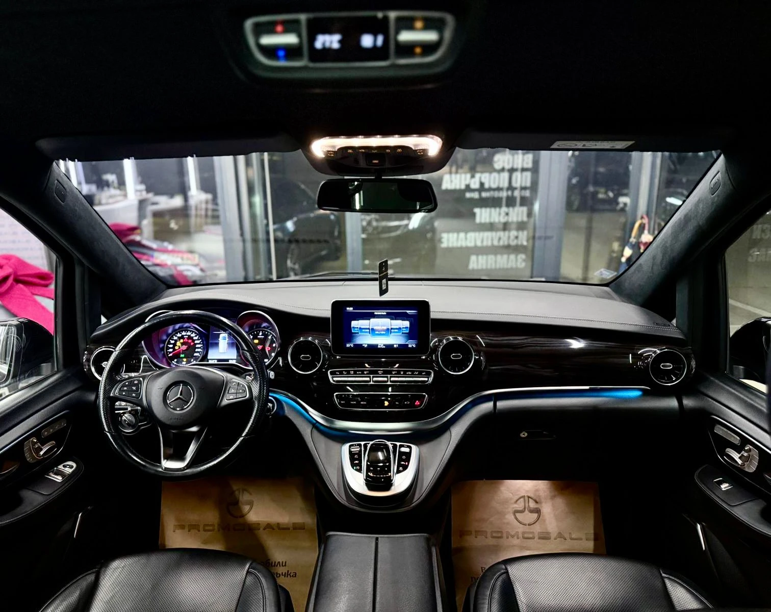 Mercedes-Benz V 300 Luxury* AMG* Панорама* 360* Лизинг* , снимка 4 - Автомобили и джипове - 53987832