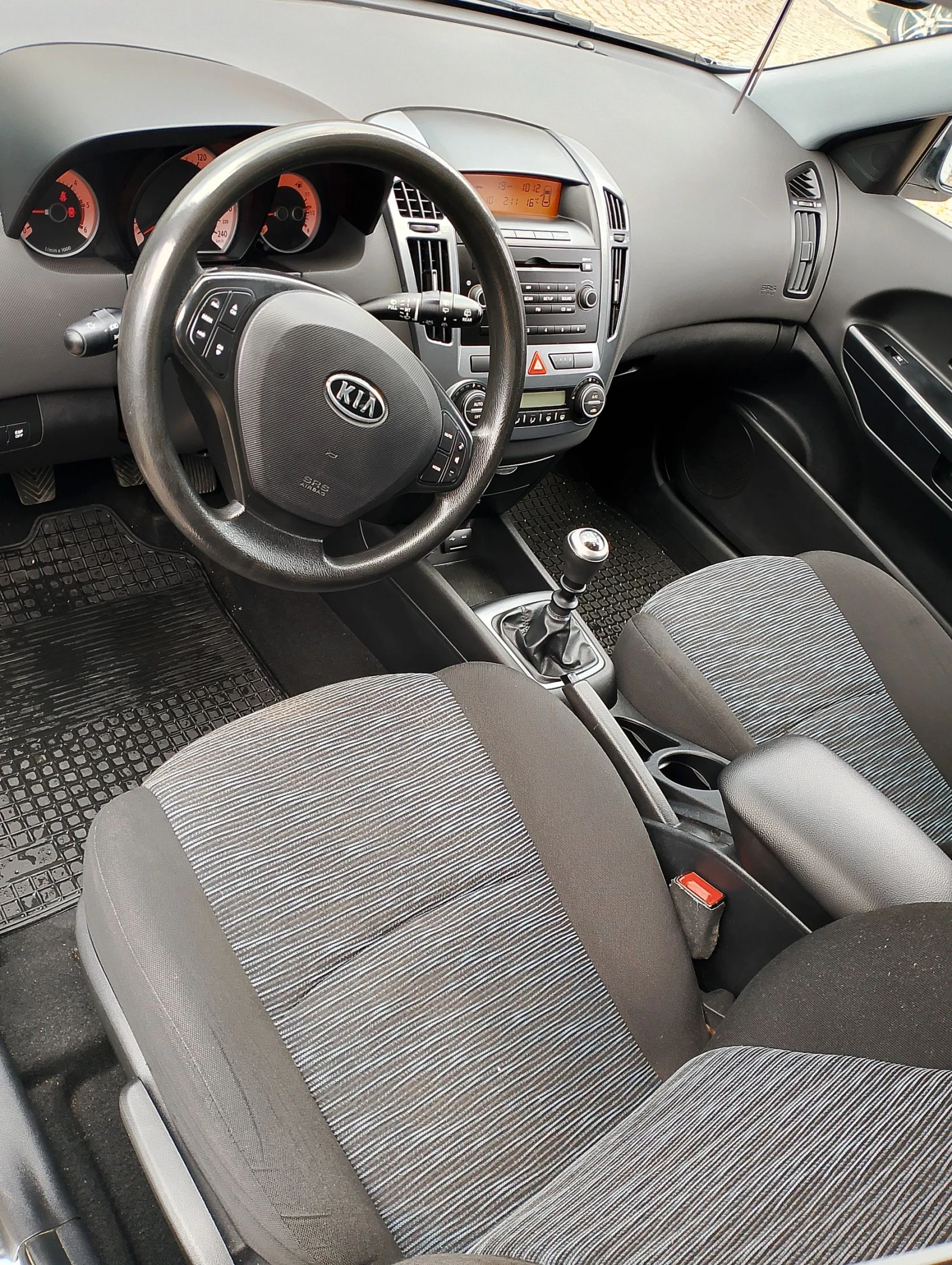 Kia Ceed 1.6 crdi , снимка 12 - Автомобили и джипове - 54253949
