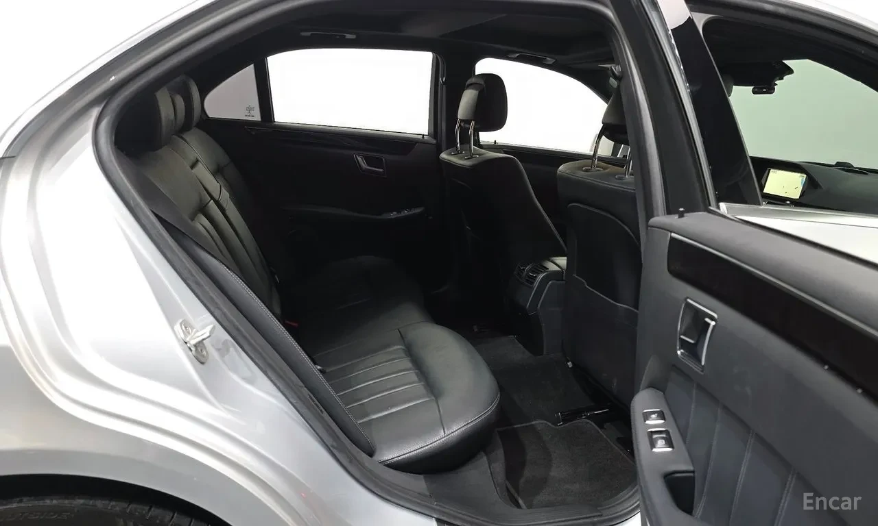 Mercedes-Benz E 300 AVANGARDE/ ПАМЕТИ / ПОДГРЕВИ / 2X PANO / 2 КЛЮЧА, снимка 11 - Автомобили и джипове - 55588703