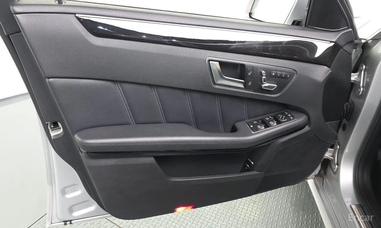 Mercedes-Benz E 300 AVANGARDE/ ПАМЕТИ / ПОДГРЕВИ / 2X PANO / 2 КЛЮЧА, снимка 16 - Автомобили и джипове - 55588703