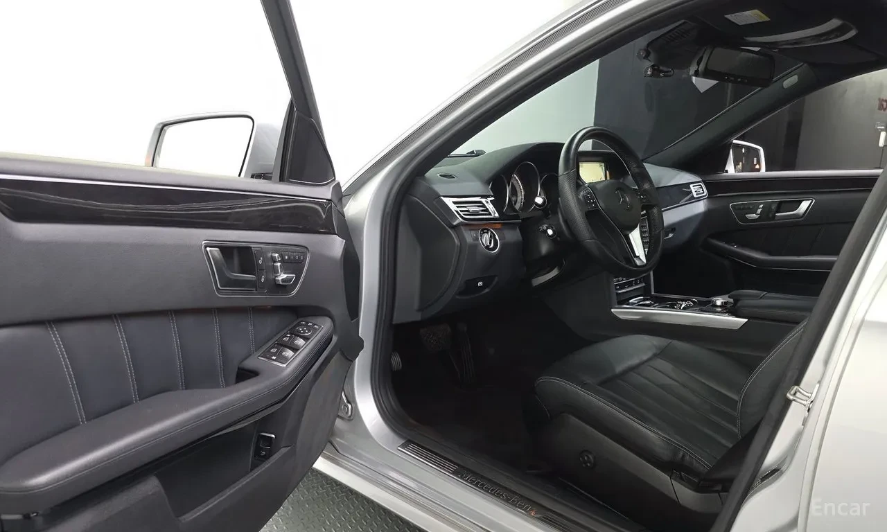 Mercedes-Benz E 300 AVANGARDE/ ПАМЕТИ / ПОДГРЕВИ / 2X PANO / 2 КЛЮЧА, снимка 6 - Автомобили и джипове - 55588703