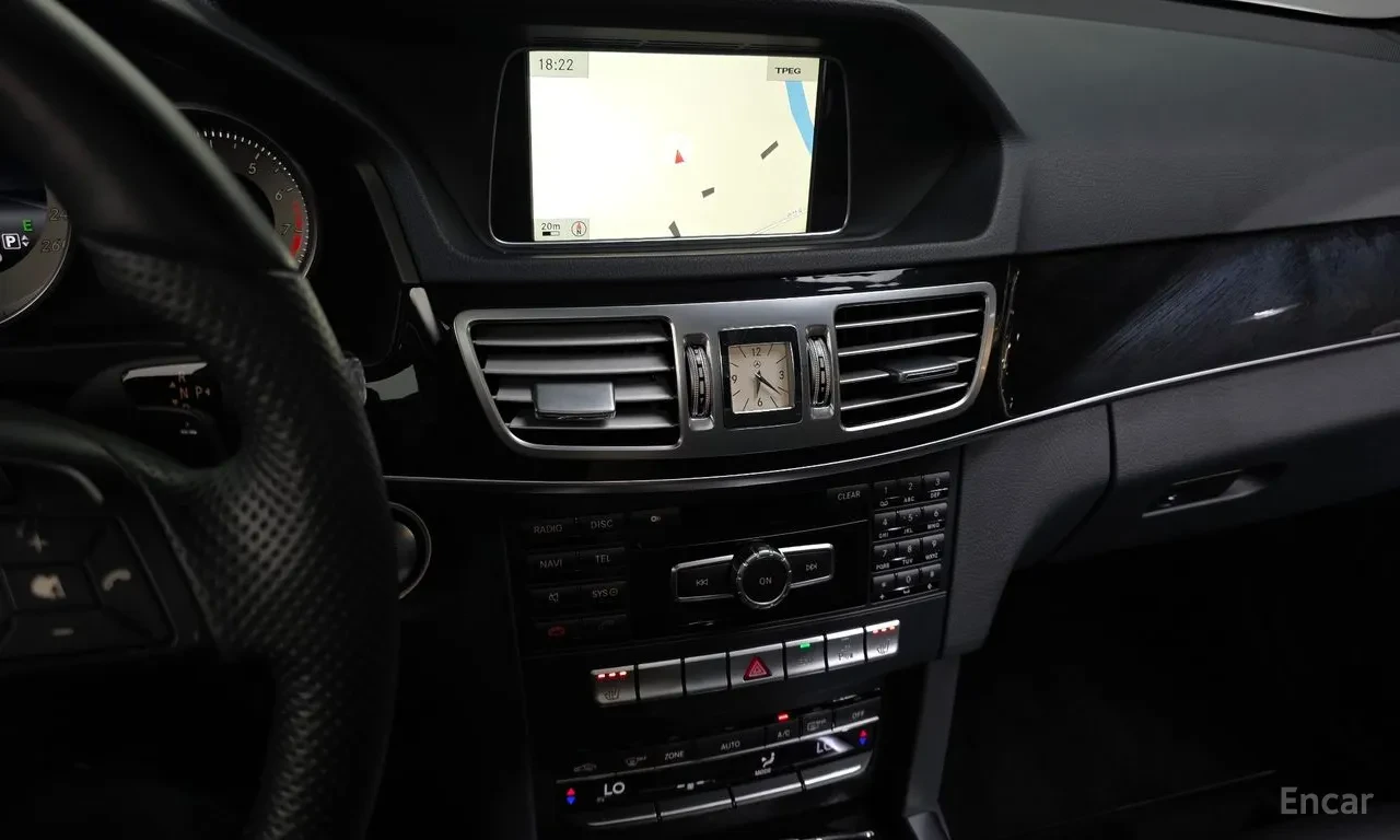Mercedes-Benz E 300 AVANGARDE/ ПАМЕТИ / ПОДГРЕВИ / 2X PANO / 2 КЛЮЧА, снимка 12 - Автомобили и джипове - 55588703