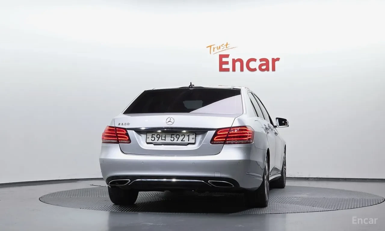 Mercedes-Benz E 300 AVANGARDE/ ПАМЕТИ / ПОДГРЕВИ / 2X PANO / 2 КЛЮЧА, снимка 4 - Автомобили и джипове - 55588703