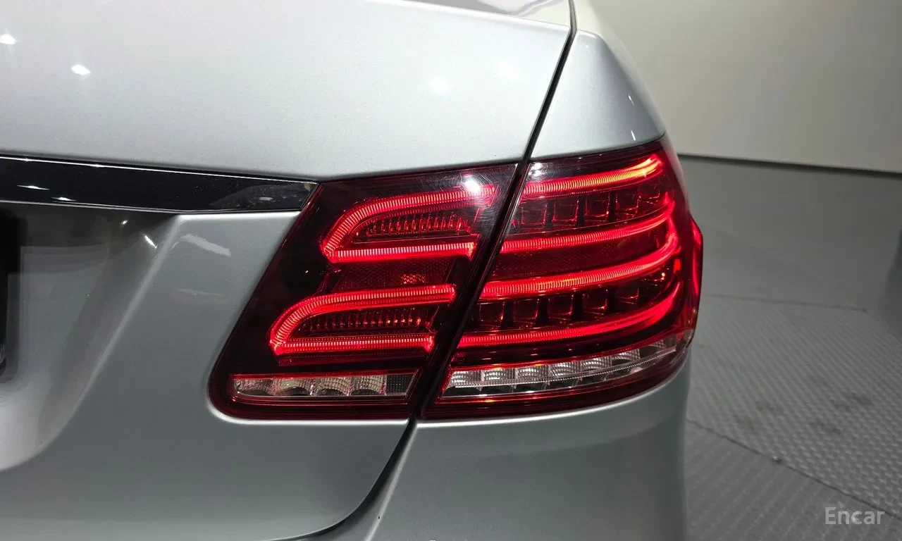 Mercedes-Benz E 300 AVANGARDE/ ПАМЕТИ / ПОДГРЕВИ / 2X PANO / 2 КЛЮЧА, снимка 15 - Автомобили и джипове - 55588703