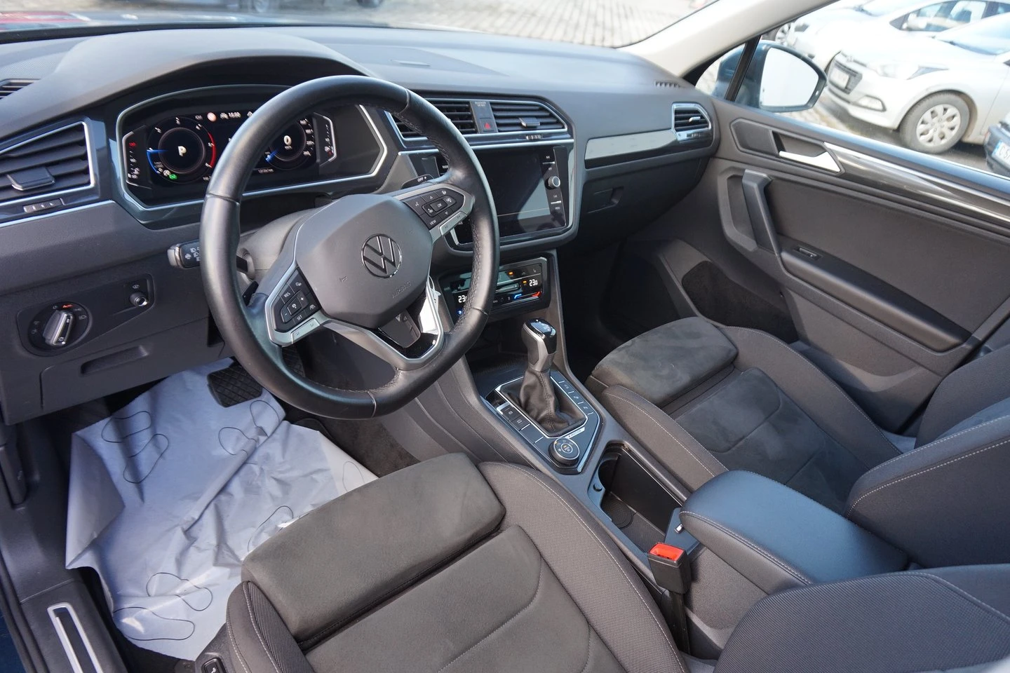 VW Tiguan Elegance 2.0 TDI SCR 4MOTION DSG - изображение 4