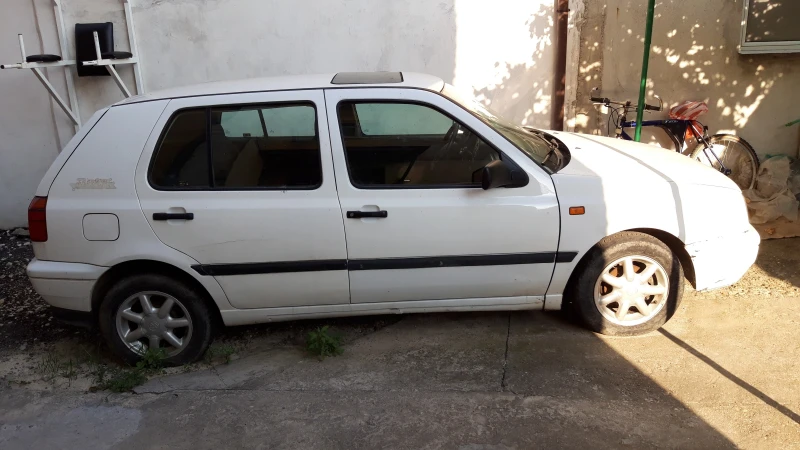 VW Golf 1, 6 , снимка 1 - Автомобили и джипове - 47907785