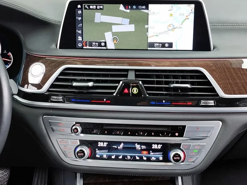 BMW 750 Li xDrive, снимка 14 - Автомобили и джипове - 53335380