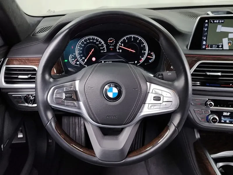 BMW 750 Li xDrive, снимка 13 - Автомобили и джипове - 53335380