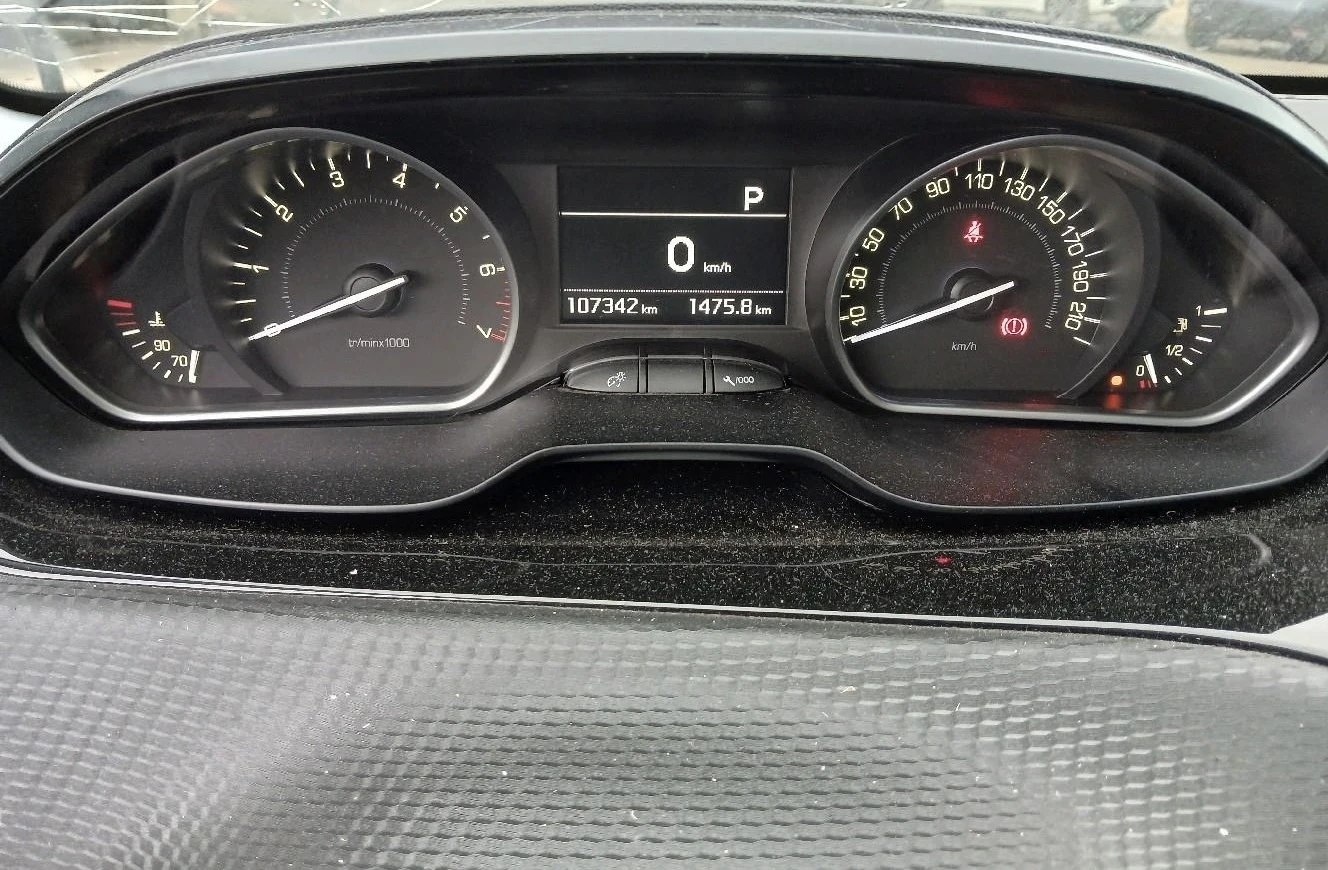 Peugeot 208 1.2i Automatic 12/2018г - изображение 8