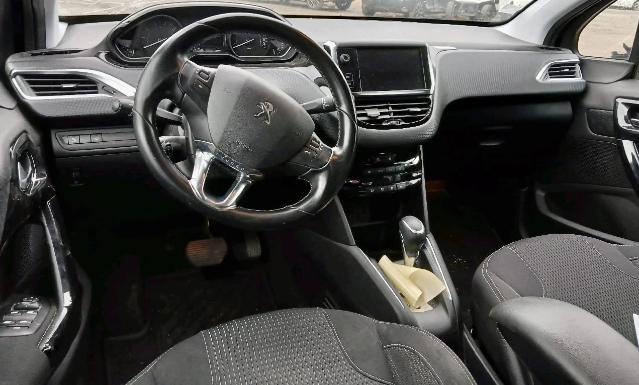 Peugeot 208 1.2i Automatic 12/2018г - изображение 9