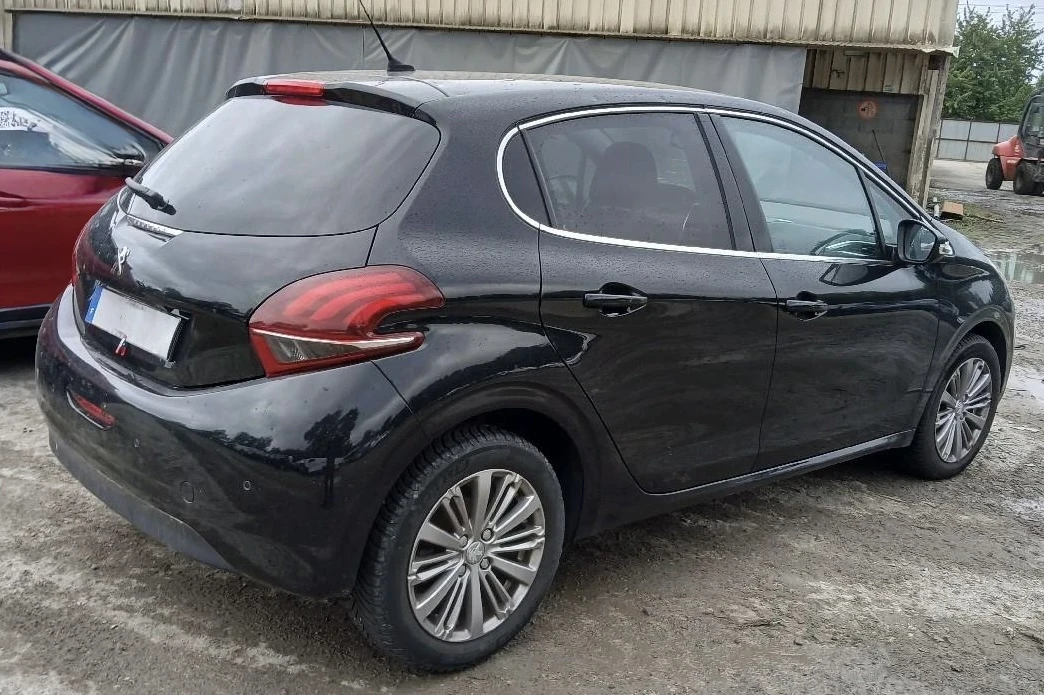 Peugeot 208 1.2i Automatic 12/2018г - изображение 6