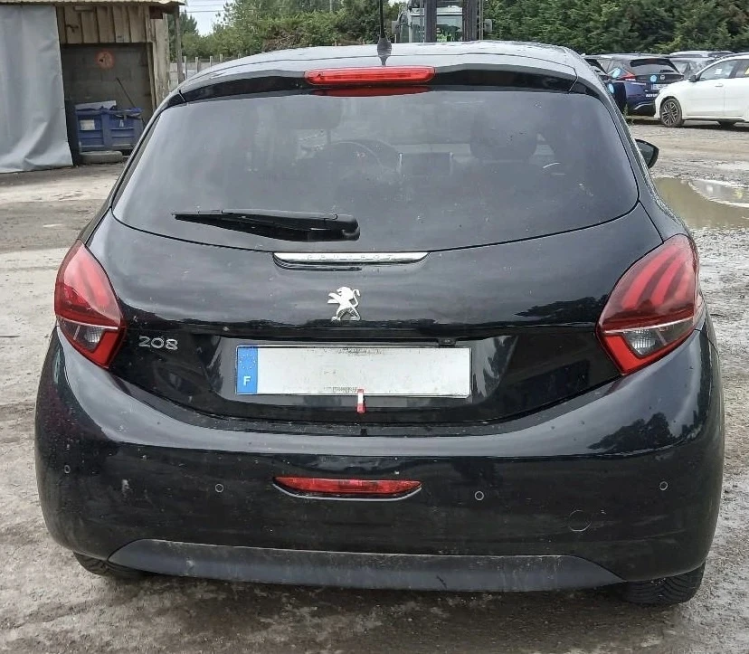 Peugeot 208 1.2i Automatic 12/2018г - изображение 7