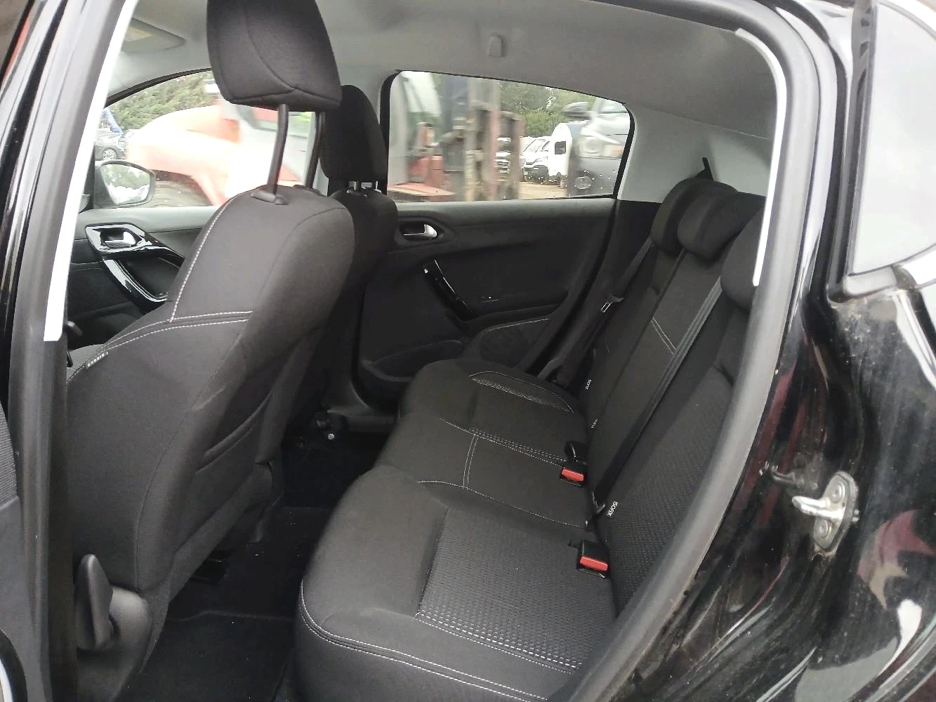 Peugeot 208 1.2i Automatic 12/2018г - изображение 10