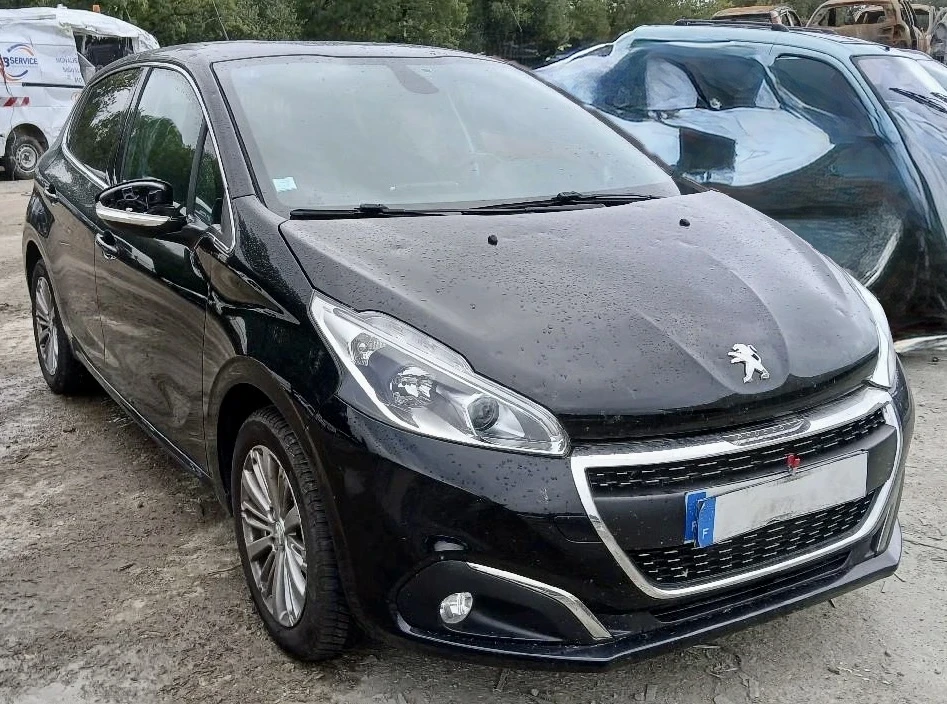 Peugeot 208 1.2i Automatic 12/2018г - изображение 3