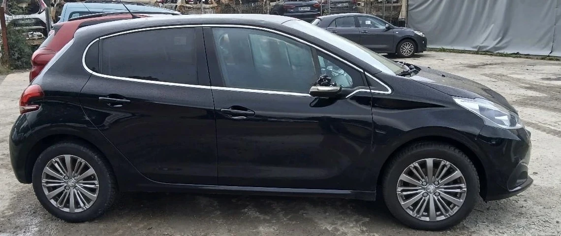 Peugeot 208 1.2i Automatic 12/2018г - изображение 4
