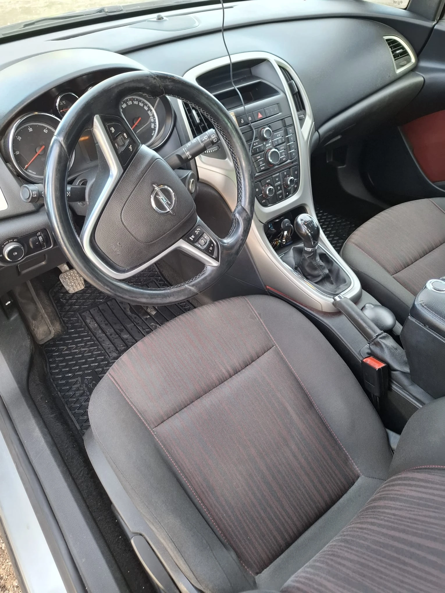 Opel Astra J Sports Tourer - изображение 9