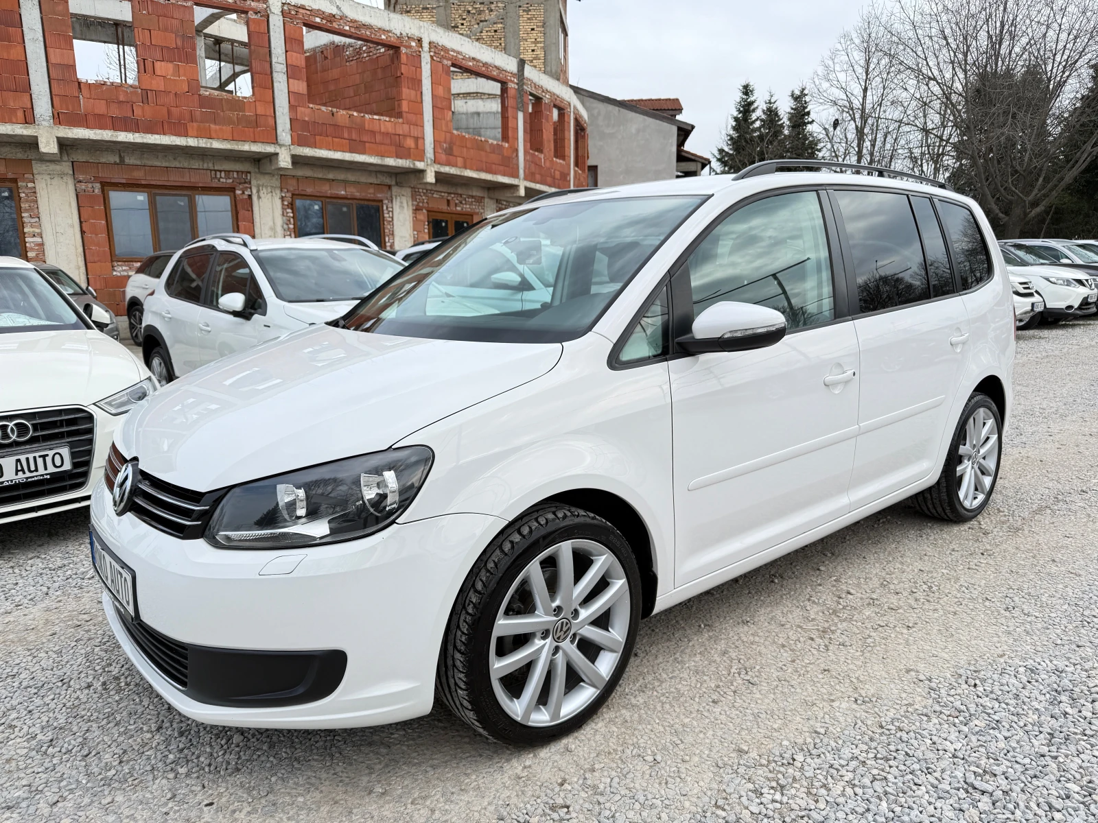 VW Touran ПРОДАДН ! !, снимка 3 - Автомобили и джипове - 52831261