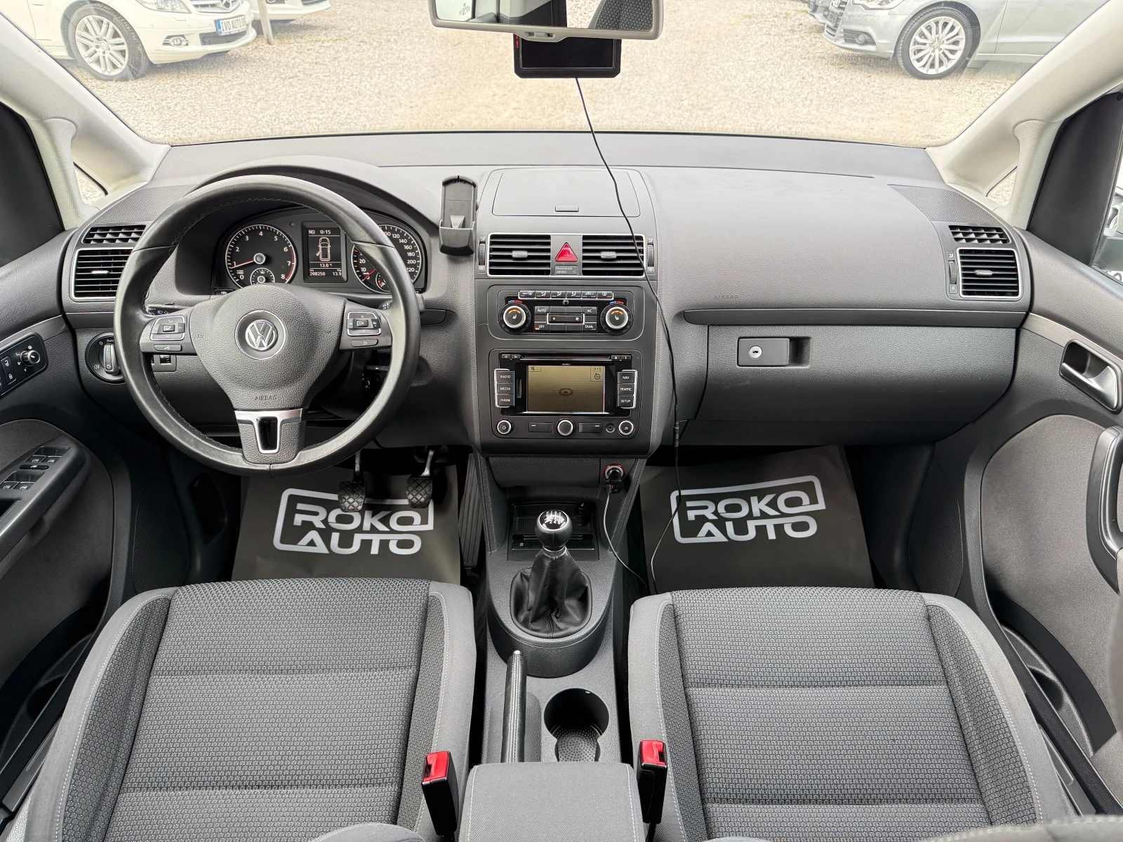 VW Touran ПРОДАДН ! !, снимка 10 - Автомобили и джипове - 52831261