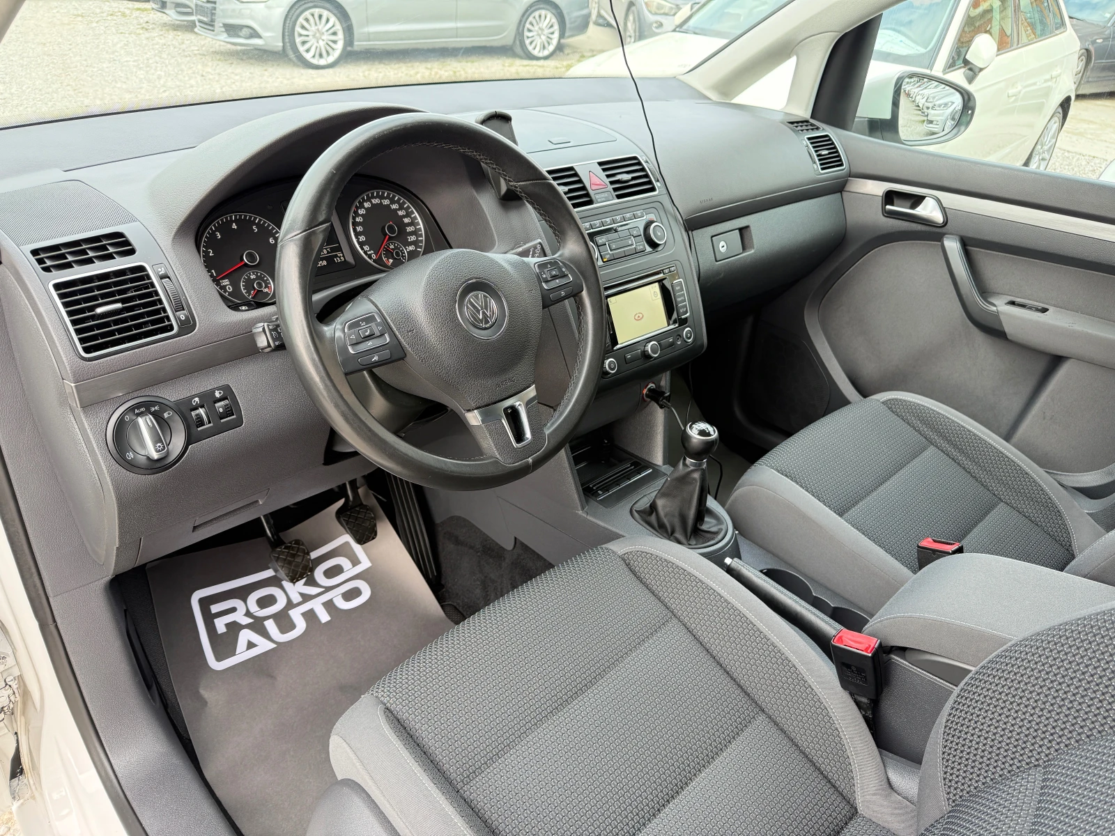 VW Touran ПРОДАДН ! !, снимка 7 - Автомобили и джипове - 52831261