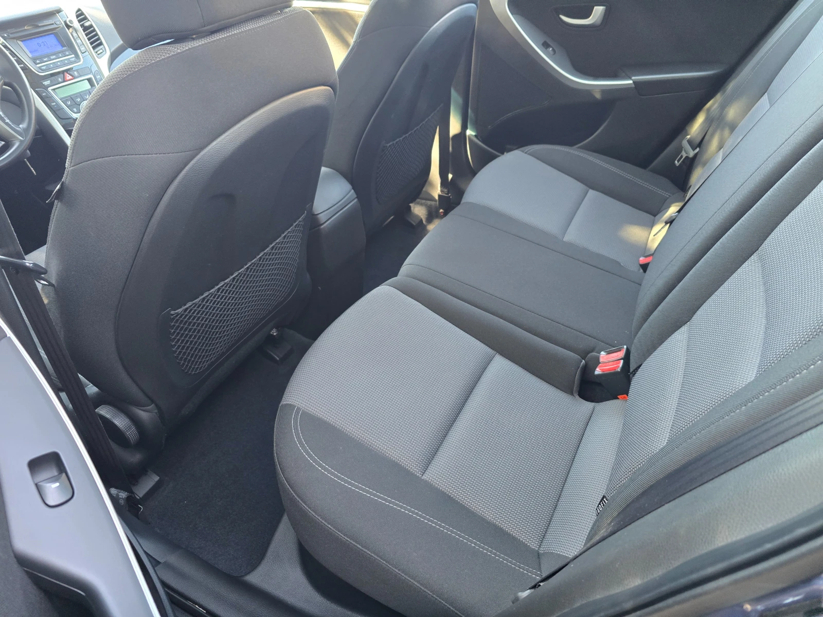 Hyundai I30 1.6CRDi-Led= Panorama, снимка 14 - Автомобили и джипове - 54114115