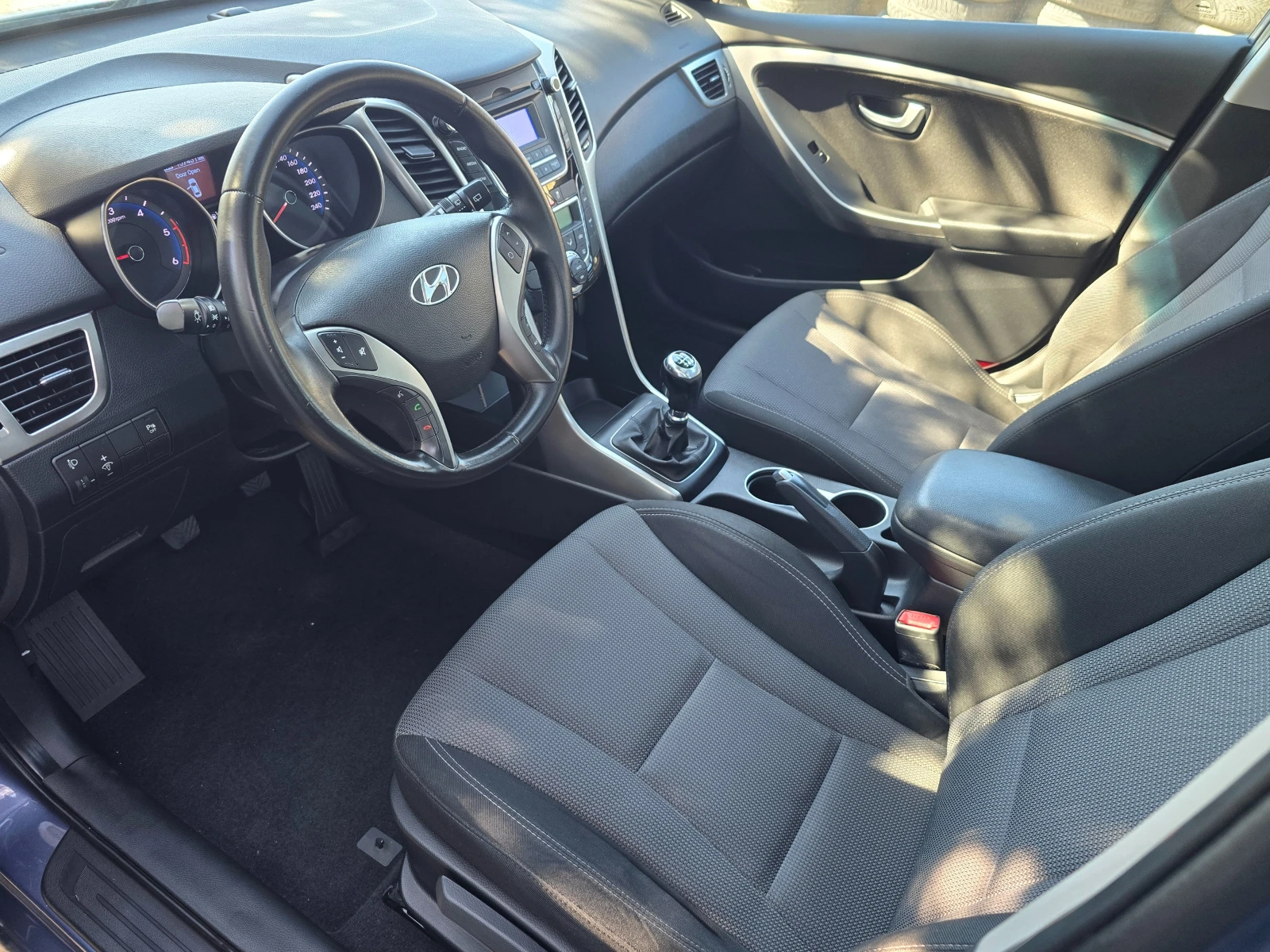 Hyundai I30 1.6CRDi-Led= Panorama, снимка 10 - Автомобили и джипове - 54114115