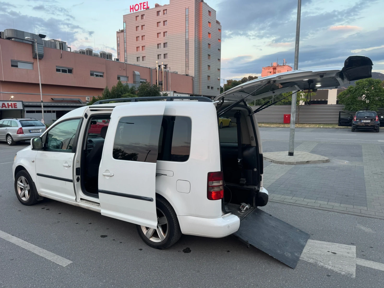 VW Caddy Maxi Bifuel, снимка 7 - Автомобили и джипове - 55210835