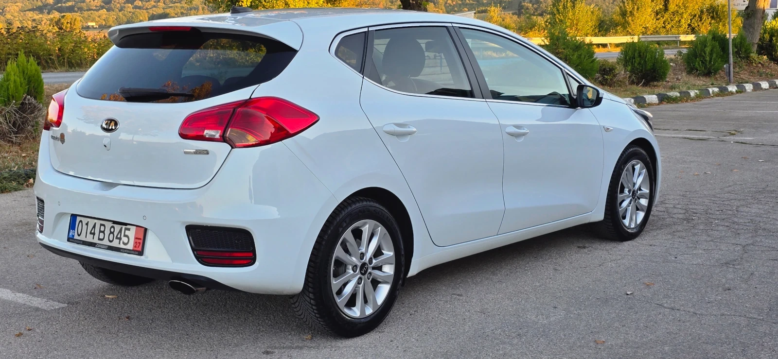 Kia Ceed 1.6 136hp FACELIFT, снимка 6 - Автомобили и джипове - 56125653