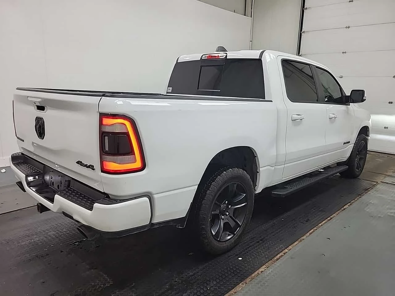 Dodge RAM 1500 SPORT / ЦЕНА ДО БЪЛГАРИЯ / CARFAX / АВТОКРЕДИТ, снимка 3 - Автомобили и джипове - 55544363