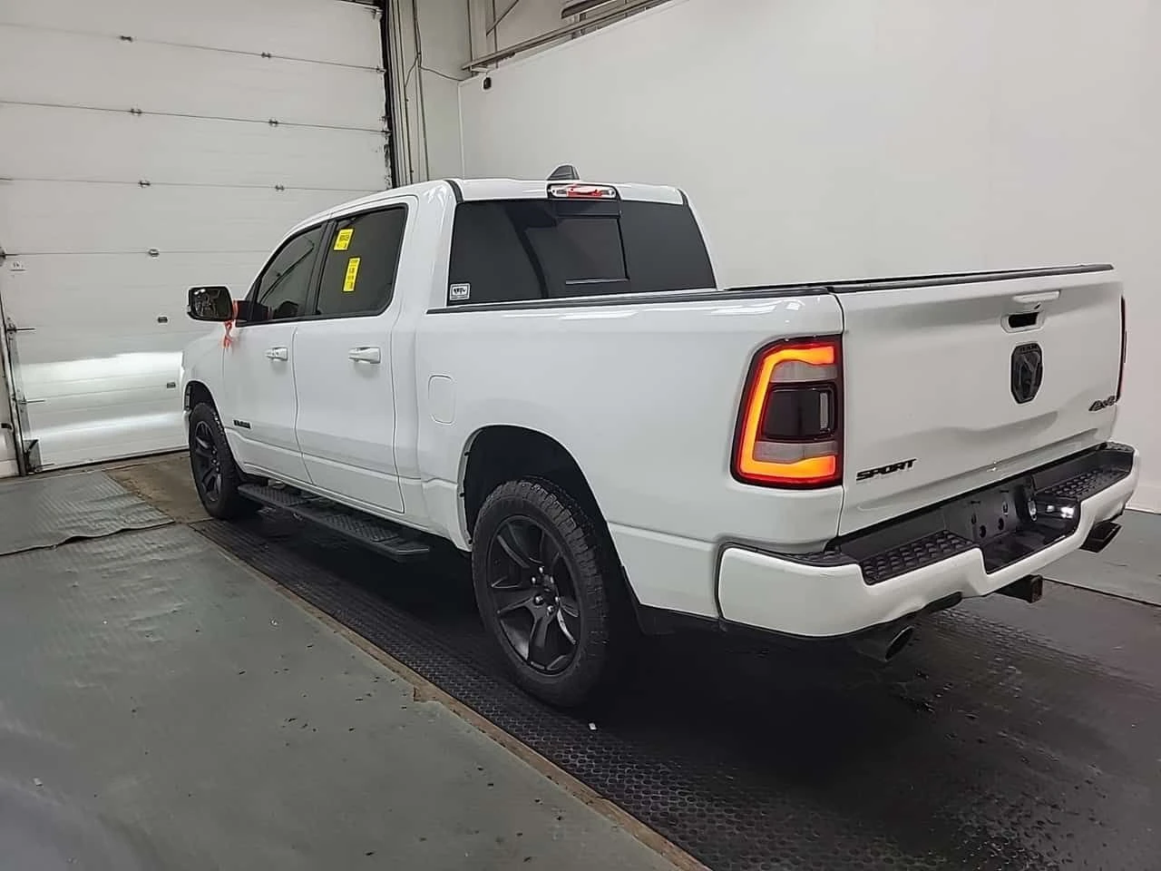 Dodge RAM 1500 SPORT / ЦЕНА ДО БЪЛГАРИЯ / CARFAX / АВТОКРЕДИТ, снимка 4 - Автомобили и джипове - 55544363