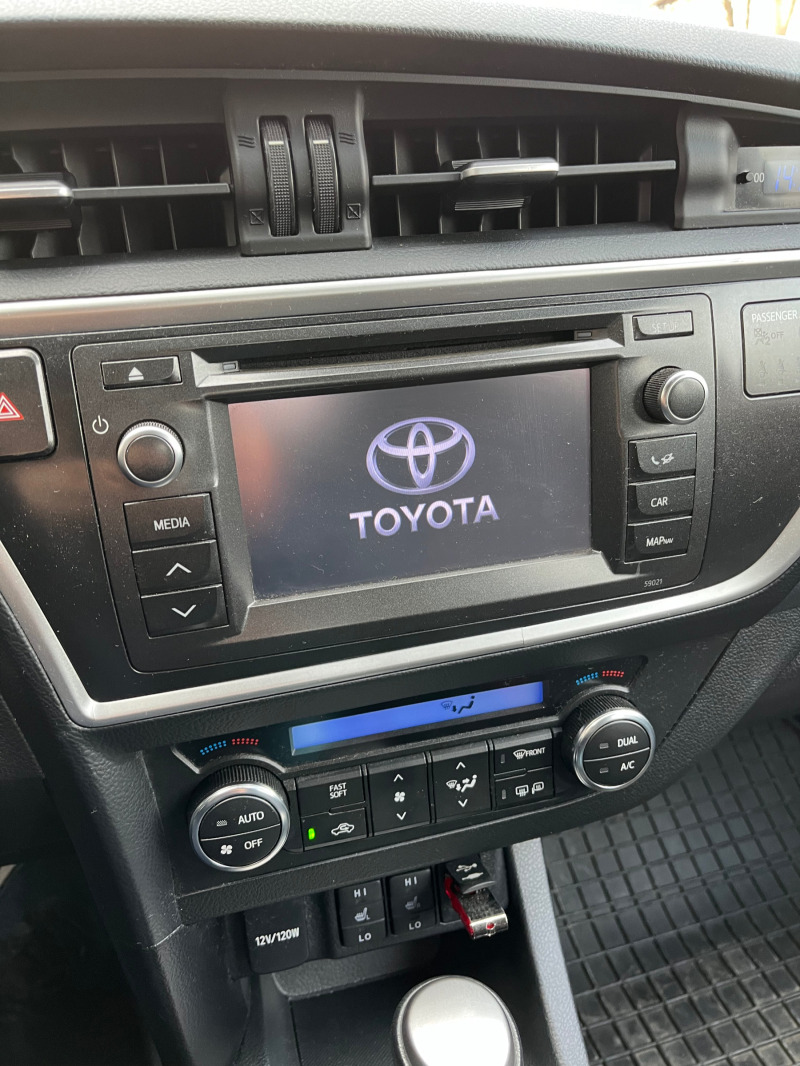 Toyota Auris 1.6, снимка 8 - Автомобили и джипове - 44400688