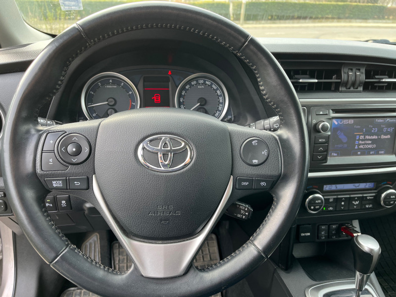 Toyota Auris 1.6, снимка 15 - Автомобили и джипове - 44400688