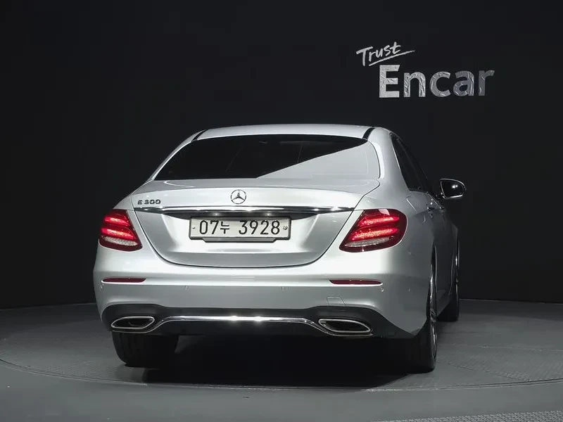 Mercedes-Benz E 300 Amg Line, снимка 4 - Автомобили и джипове - 56091870