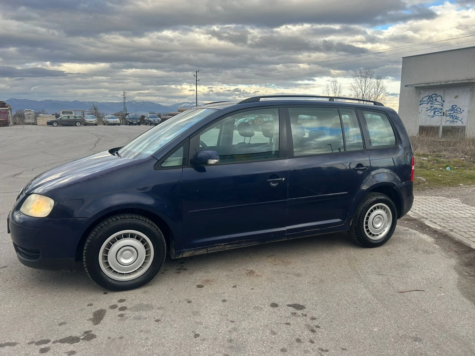 VW Touran 1.9 PD AVQ 6ск. Малкият данък, снимка 3 - Автомобили и джипове - 53921497